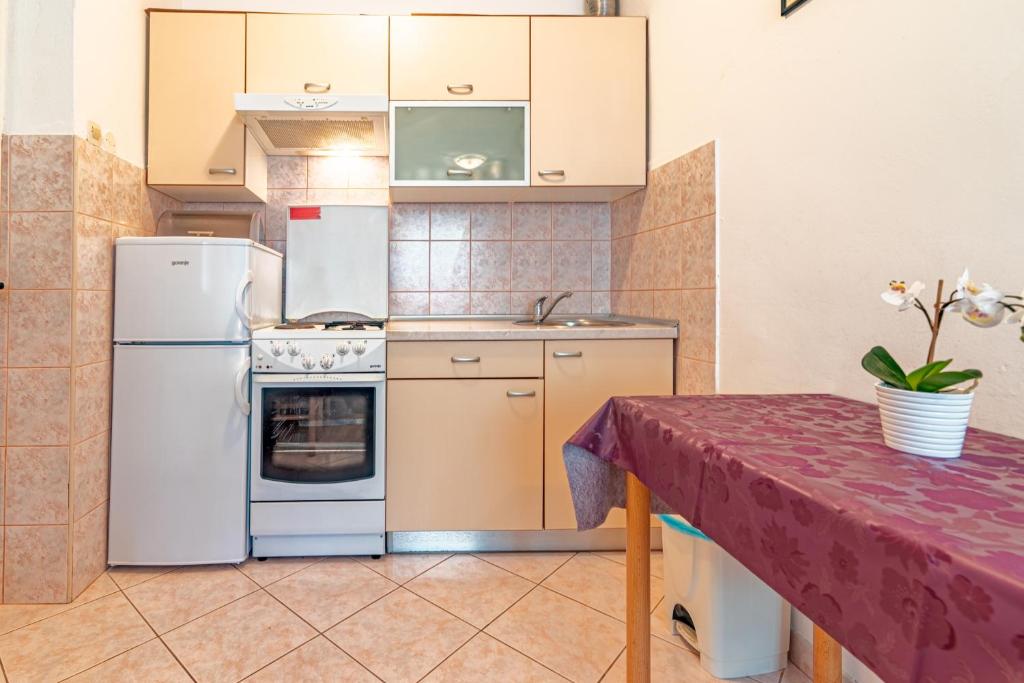 Kuchyňa alebo kuchynka v ubytovaní Apartments with parking spaces Jelsa, Hvar - 134