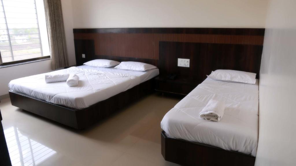 Postel nebo postele na pokoji v ubytování Hotel Sai Ramanand