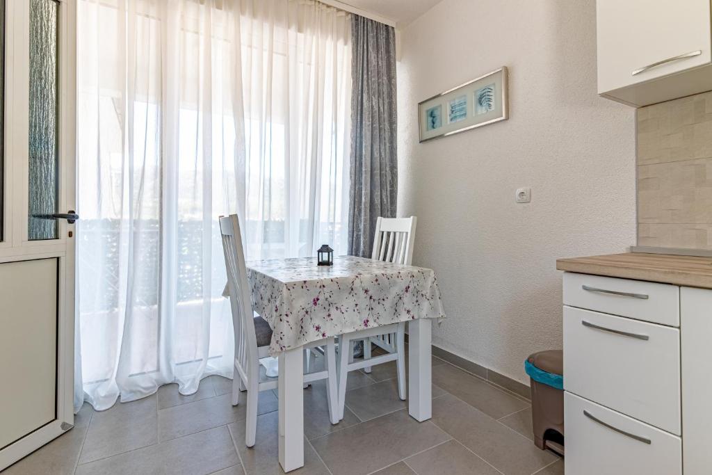 Fotografia z galérie ubytovania Apartments with parking spaces Jelsa, Hvar - 134 v destinácii Jelsa