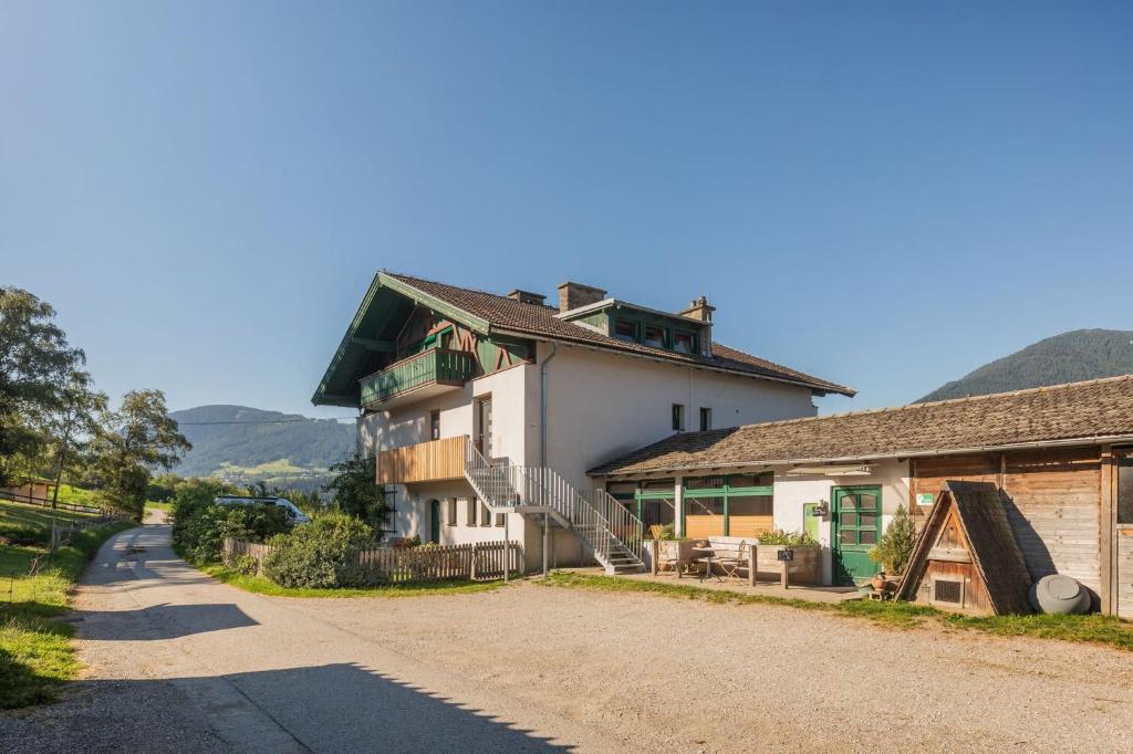 une maison sur le côté d'un chemin de terre dans l'établissement Ahrnhof, à Innsbruck