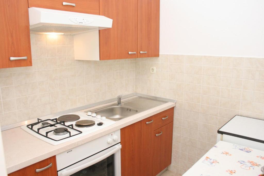 una piccola cucina con piano cottura e lavandino di Apartments and rooms by the sea Hvar - 141 a Hvar