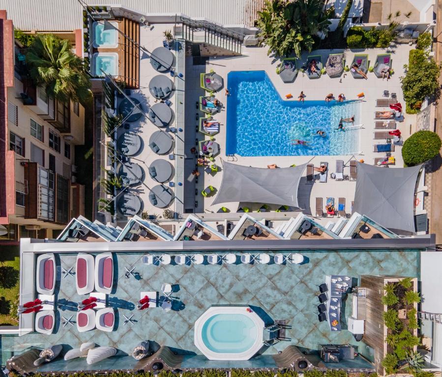 una vista aérea de un complejo con piscina en Essence Hotel Boutique by Don Paquito, en Torremolinos