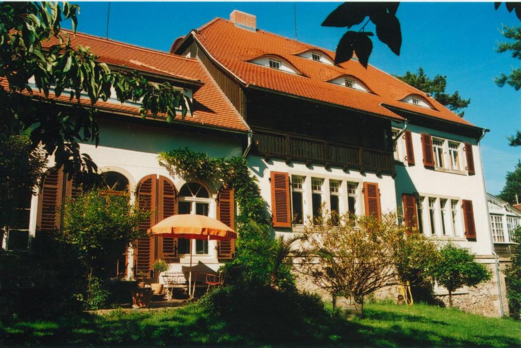 德勒斯登的住宿－Villa Sunnyside 1，一座红色屋顶的大房子