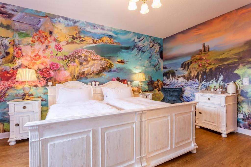 The Little Britain Inn Themed Hotel One of a Kind In Europe - Chambre Cornouailles