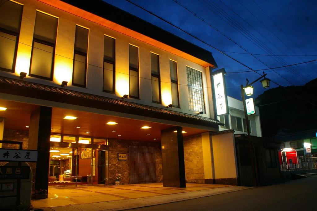 桜井市にある井谷屋の夜の灯り付きの建物