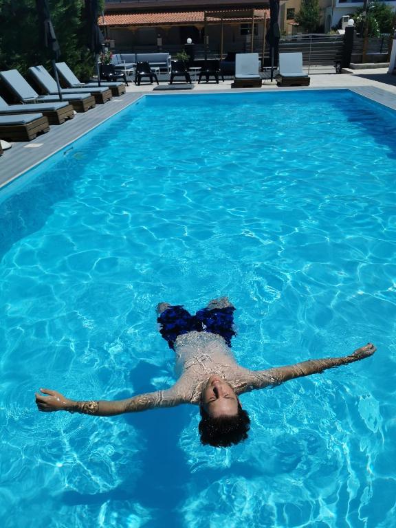 Basen w obiekcie Philoxenia Suites lub w pobliżu