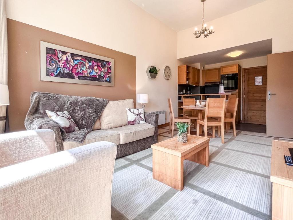 A seating area at Bright, spacious South-facing 1-bedroom apartment