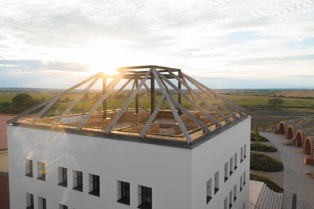 Východ nebo západ slunce při pohledu z hotelu nebo okolí
