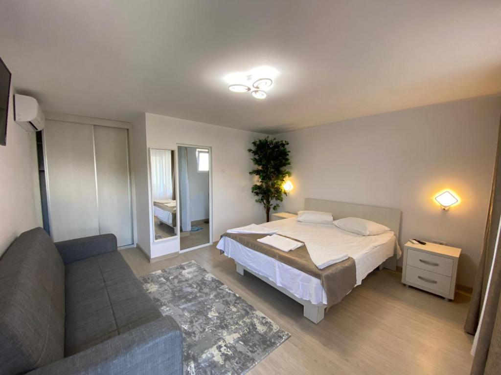 - une chambre avec un lit et un canapé dans l'établissement Vila Suzana, à Vénus