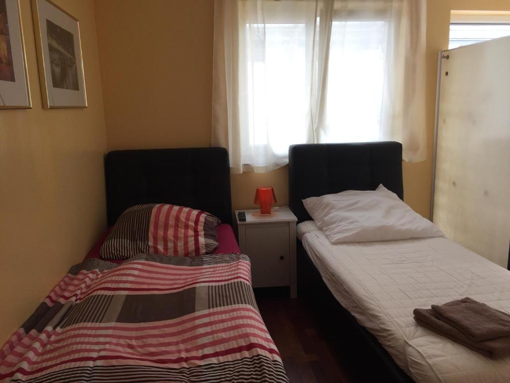 twee bedden naast elkaar in een kamer bij Studio-Apartment Sven in Bonn
