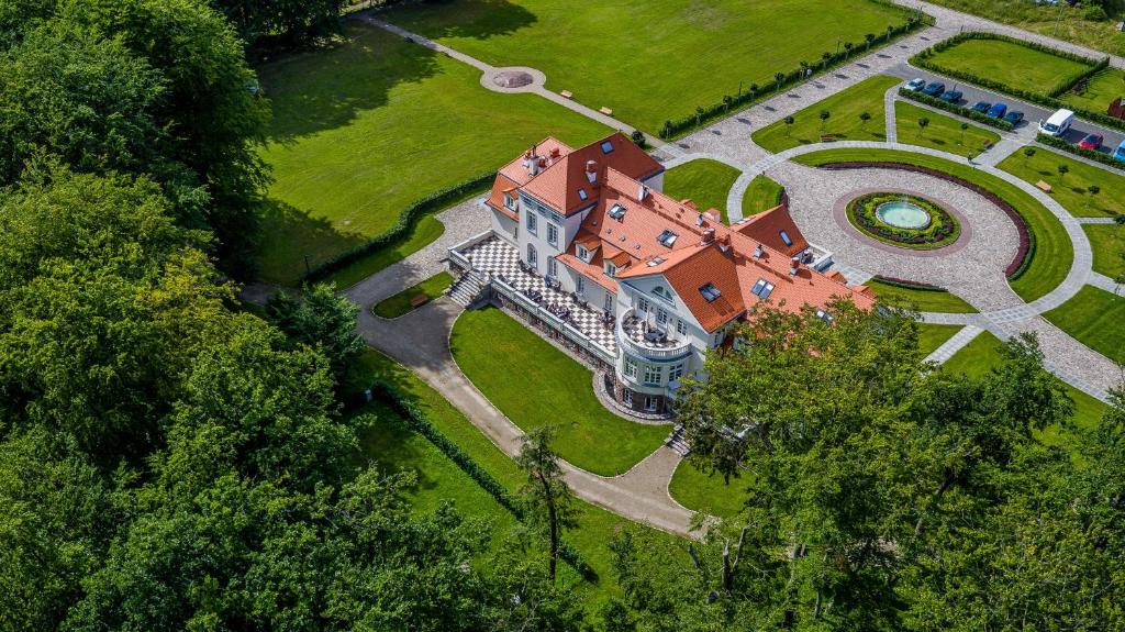 an aerial view of a large house with a garden at Pałac Łebunia in Łebunia
