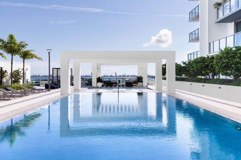 une piscine au milieu d'un immeuble dans l'établissement Nomada Destination Residences - Quadro, à Miami