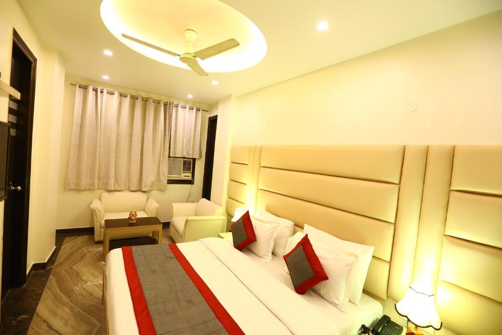ein Hotelzimmer mit einem Bett und einer Decke in der Unterkunft Hotel Amrit Villa Karol Bagh New Delhi - Couple Friendly in Neu-Delhi