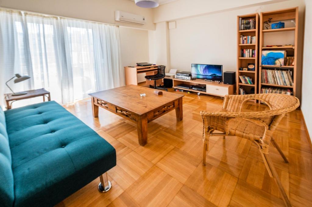 ein Wohnzimmer mit einem Sofa und einem Tisch in der Unterkunft 5th Floor Boho Quircky in Athen