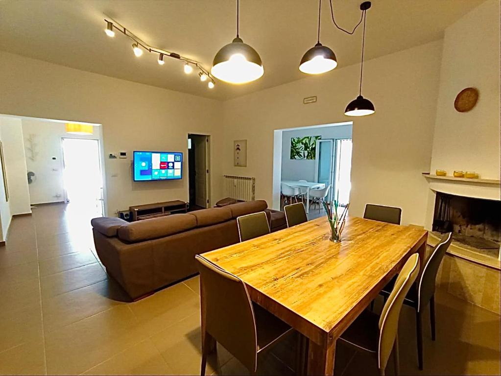 ein Wohnzimmer mit einem Holztisch und einem Sofa in der Unterkunft Villa Costanza in Bari