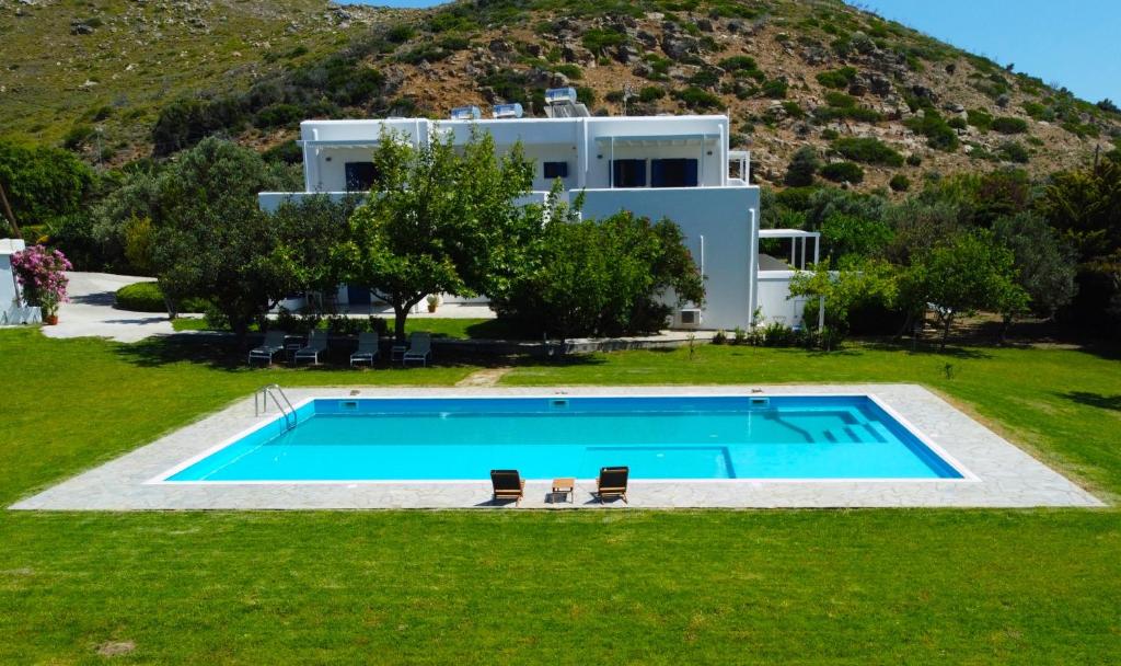 une image d'une piscine en face d'une maison dans l'établissement Alasthas, à Gavrio