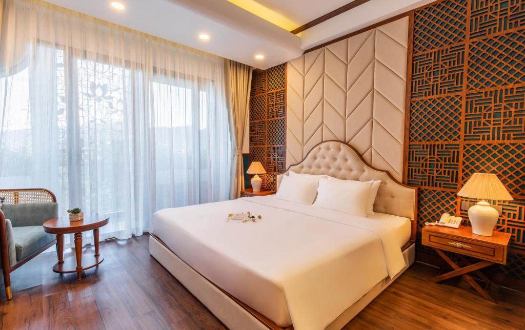 Giường trong phòng chung tại Boutik Cham NhaTrang Hotel