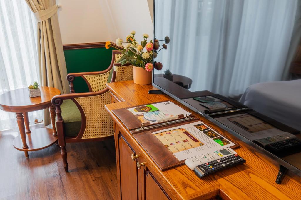 Khu vực ghế ngồi tại Boutik Cham NhaTrang Hotel