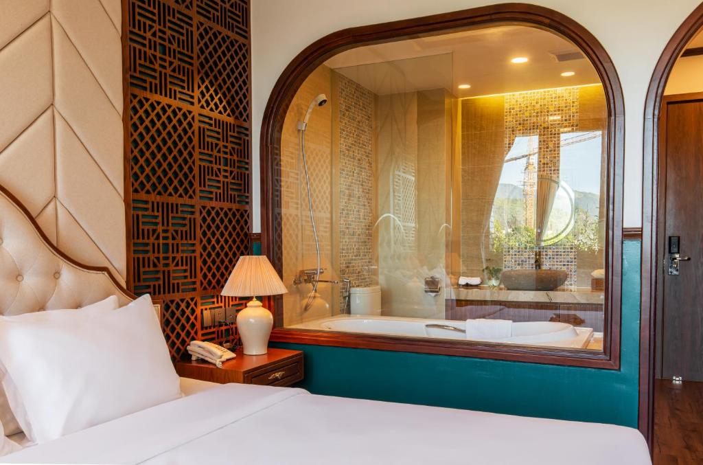 Giường trong phòng chung tại Boutik Cham NhaTrang Hotel