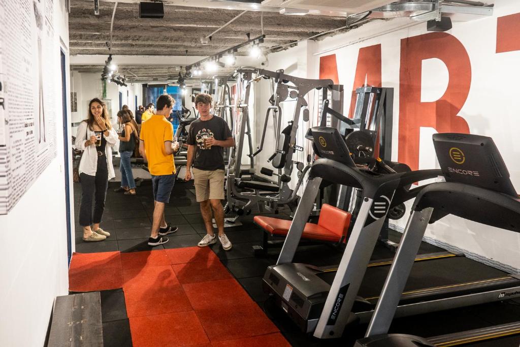 Fitness centrum a/nebo fitness zařízení v ubytování Marathon Hostel