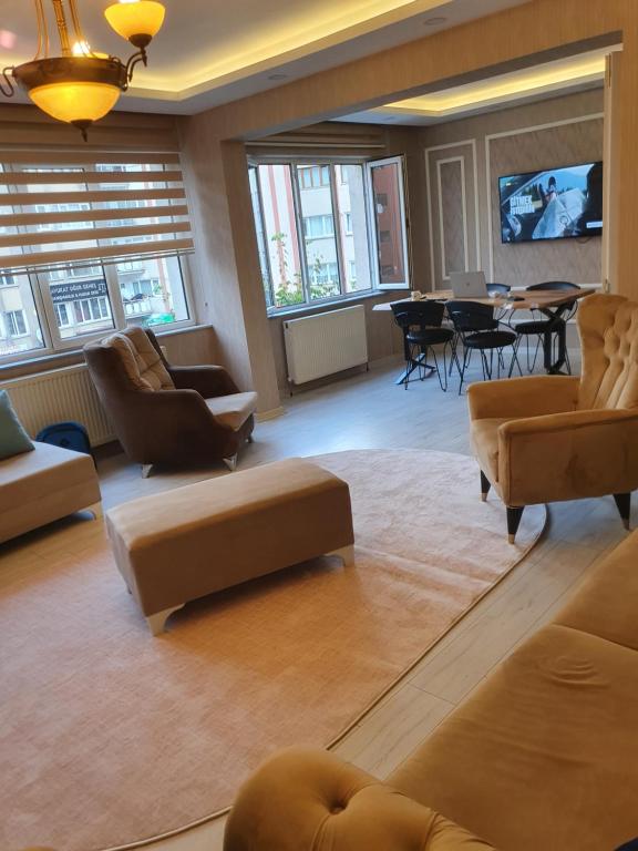 sala de estar con sofás, mesa y sillas en Mükemmel Konumda Lüx Business Concept Daire en Sivas
