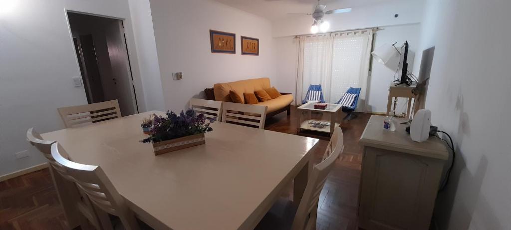a kitchen and living room with a table and chairs at PRECIOSO dpto p/8, super céntrico estacionamiento gratis in Concordia