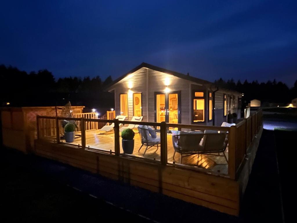 una piccola casa con terrazza di notte di Hollicarrs - Bluebell Lodge a Riccall