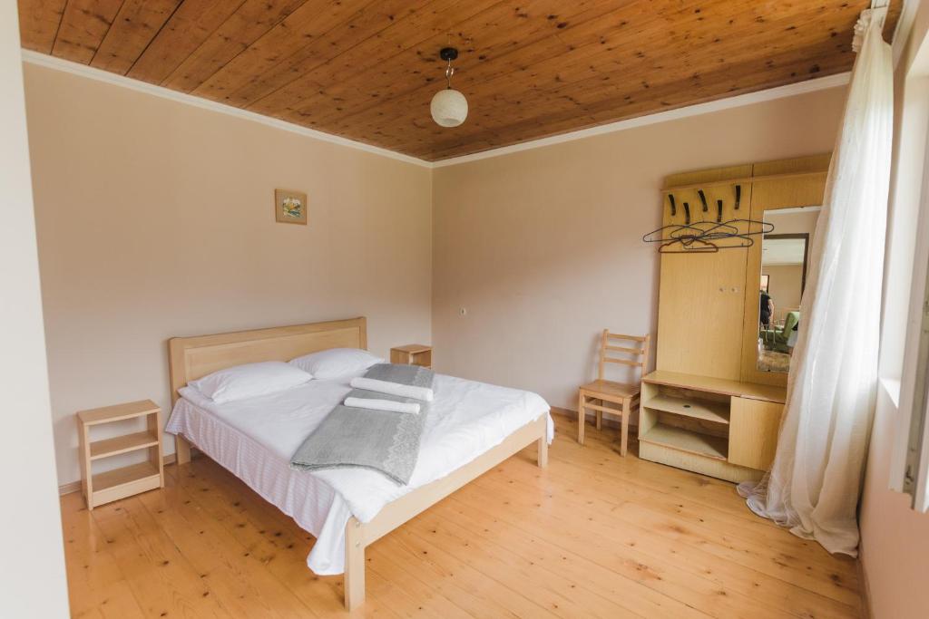 Postel nebo postele na pokoji v ubytování Babale's guesthouse in Mestia