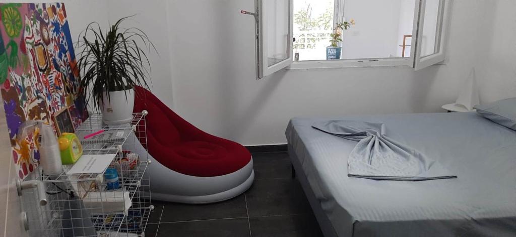 un dormitorio con un zapato rojo junto a una cama en Kingu's Apartment en Golem