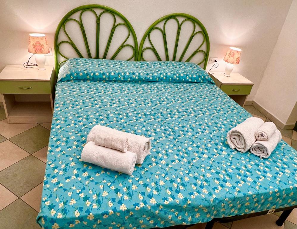 um quarto com uma cama com duas toalhas em Appartamento Le Ginestre em Monte Nai