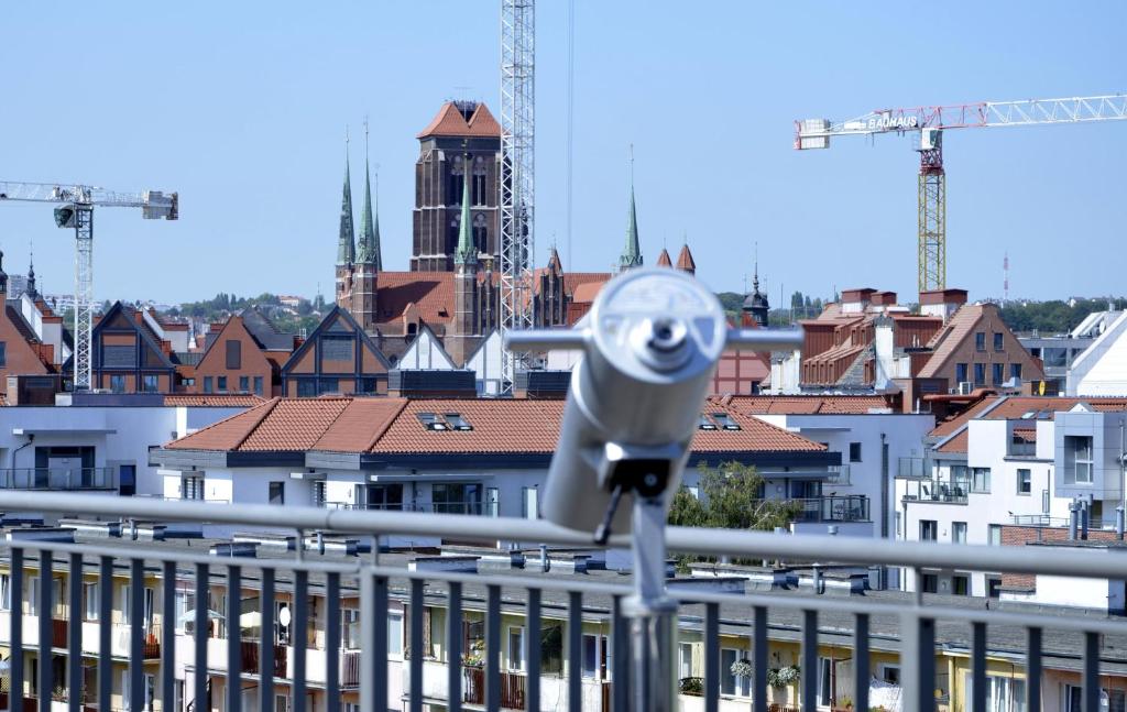 uma vista para uma cidade com edifícios e gruas em Roof Terrace Old Town Apartments with private parking em Gdansk