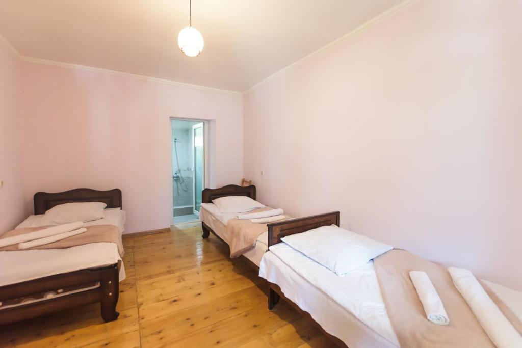Postel nebo postele na pokoji v ubytování Babale's guesthouse in Mestia