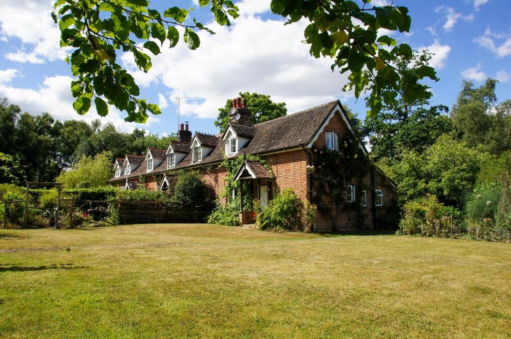 una vieja casa de ladrillo con un patio de hierba en Beeches Cottage - Beautiful Garden - Parking en Handcross