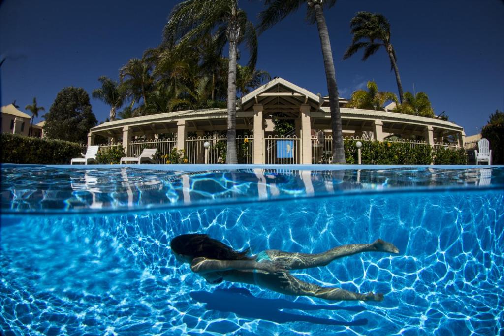 卡爾巴里的住宿－默奇森美景公寓，妇女在游泳池游泳