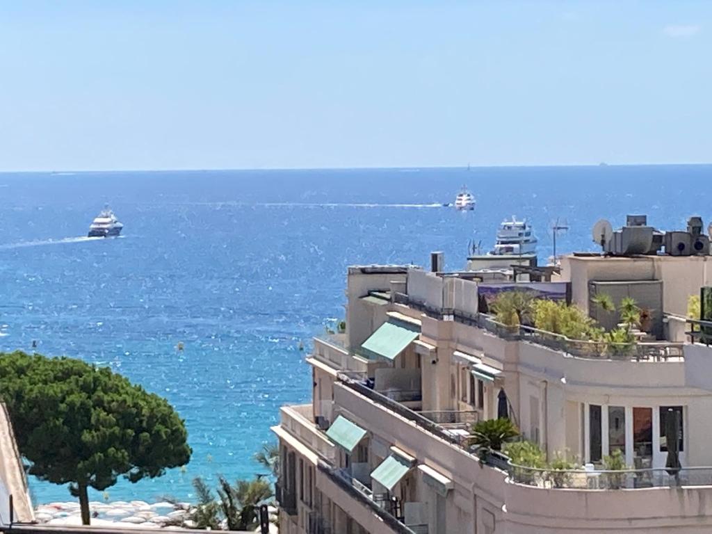 - un bâtiment avec vue sur l'océan et les bateaux dans l'établissement LOFT CROISETTE VUE Mer, à Cannes