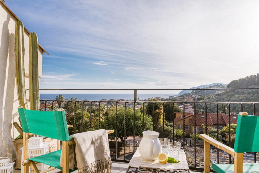 サン・バルトロメーオ・アル・マーレにあるAgriturismo Da Cilettaのテーブルと椅子、海の景色を望むバルコニー