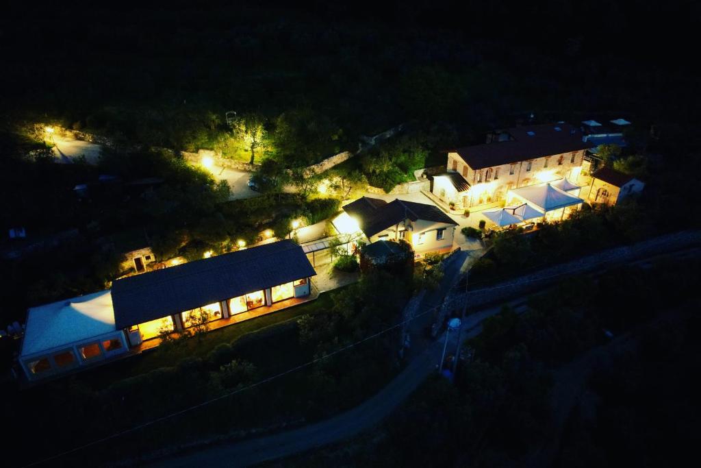 Agriturismo Poggio Tondo في مونسومانو: اطلالة جوية على منزل في الليل مع انارة
