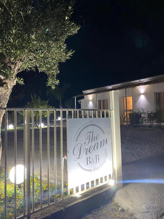 Znak dla laboratorium marzeń na płocie w obiekcie The Dream B&B w mieście Belvedere Marittimo