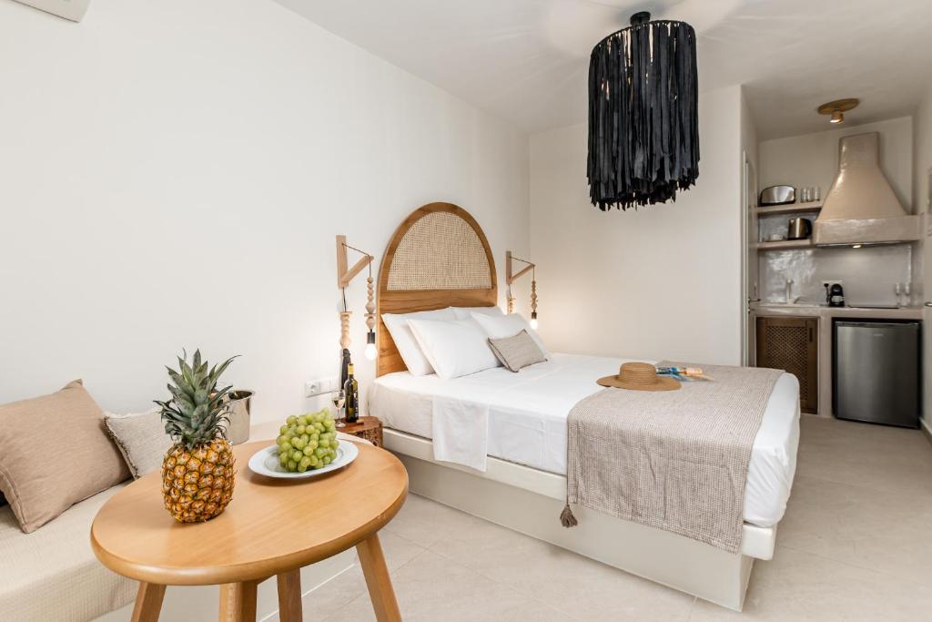 Posteľ alebo postele v izbe v ubytovaní Heavenly Suites & Studios