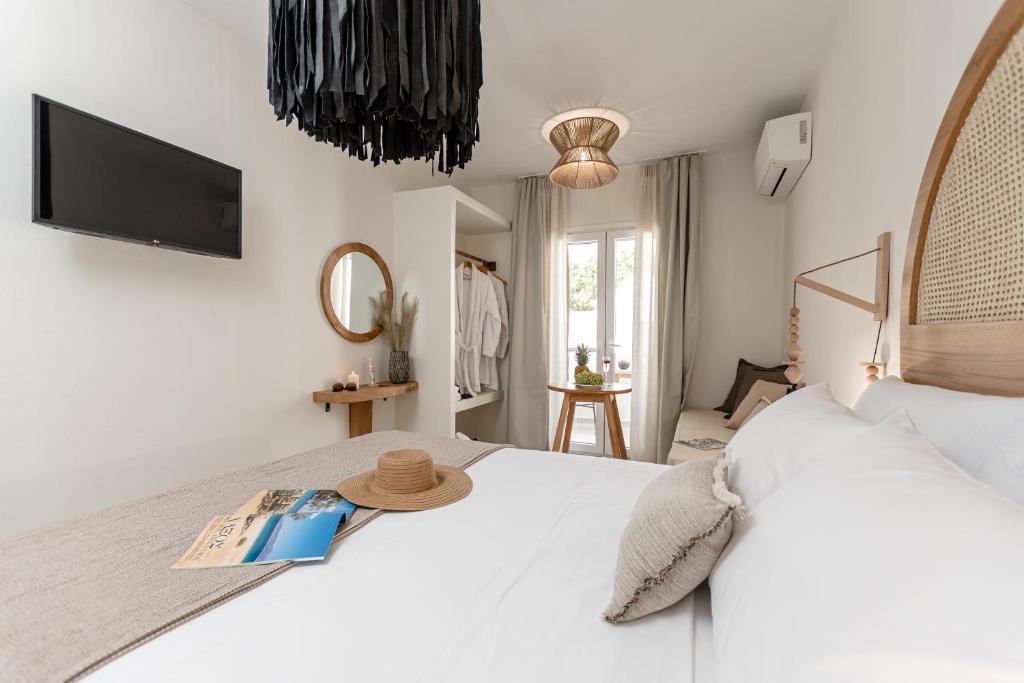 Posteľ alebo postele v izbe v ubytovaní Heavenly Suites & Studios