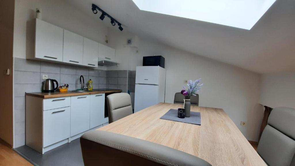 - une cuisine avec une table en bois dans une chambre dans l'établissement Studio apartman Lea 2, à Čazma