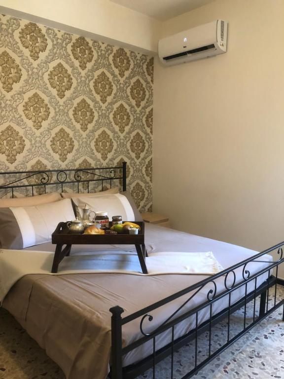 een slaapkamer met een bed met een dienblad met eten erop bij "In viaggio come a casa" vicino alla Stazione, LTScalo! in Monticchio