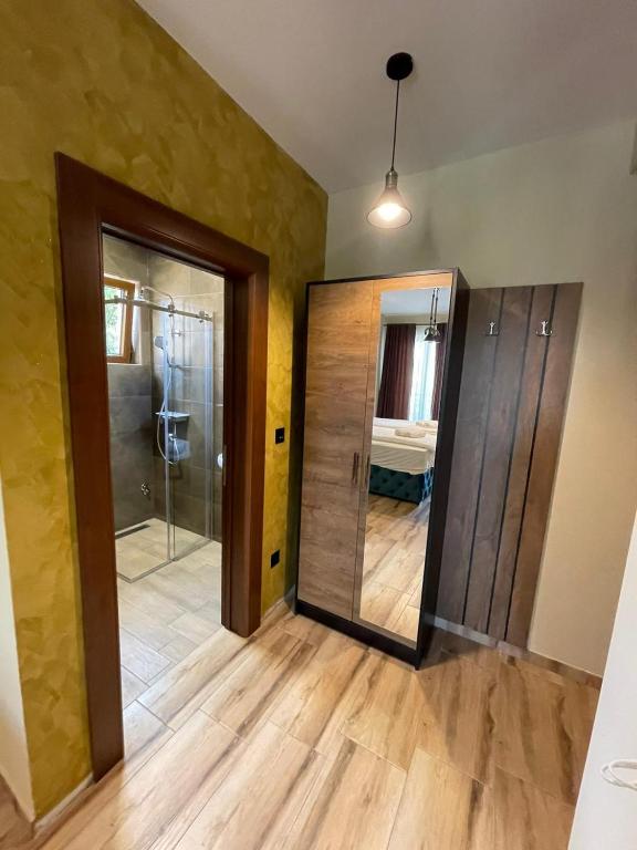 bagno con doccia e porta in vetro di ATOS Srebrno jezero - Villa and Restaurant a Veliko Gradište