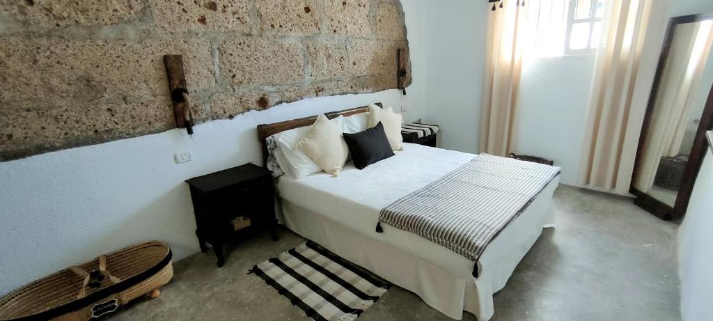 - une chambre avec un grand lit et une fenêtre dans l'établissement Casa el escaño, à Granadilla de Abona