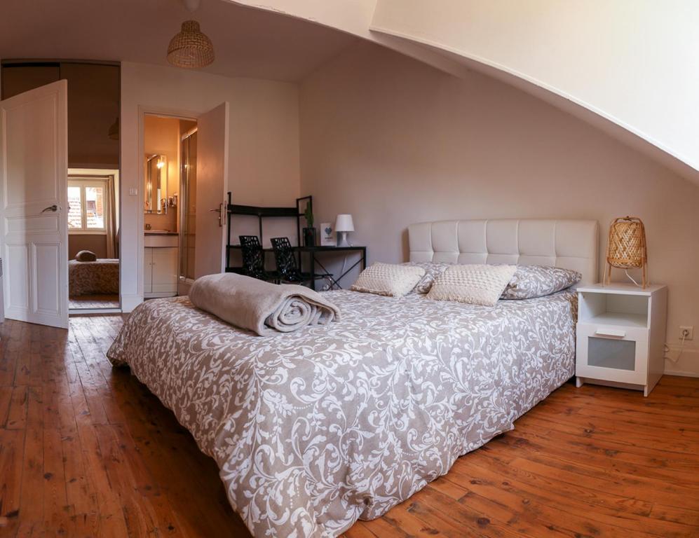 - une chambre avec un grand lit blanc et un escalier dans l'établissement Appartement standing dans un ancien palace 35m2 emplacement idéal COEUR THERMAL proche Opéra Casino, à Vichy