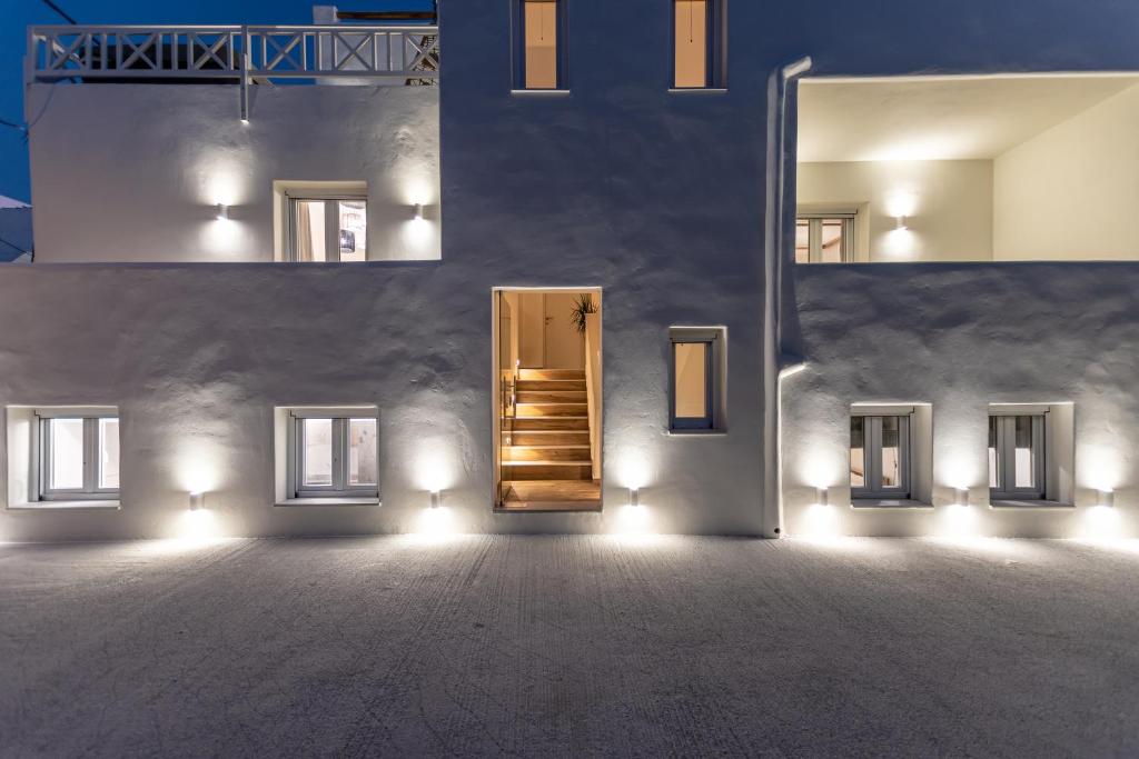 une chambre avec une porte dans un bâtiment avec des lumières dans l'établissement Heavenly Suites & Studios, à Naxos Chora