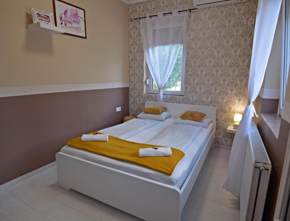 Postel nebo postele na pokoji v ubytování R.Gold Apartman