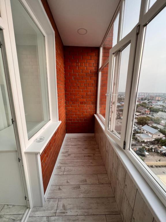 un pasillo vacío con ventanas en un edificio en ЖК на Исы Байзакова, en Pavlodar