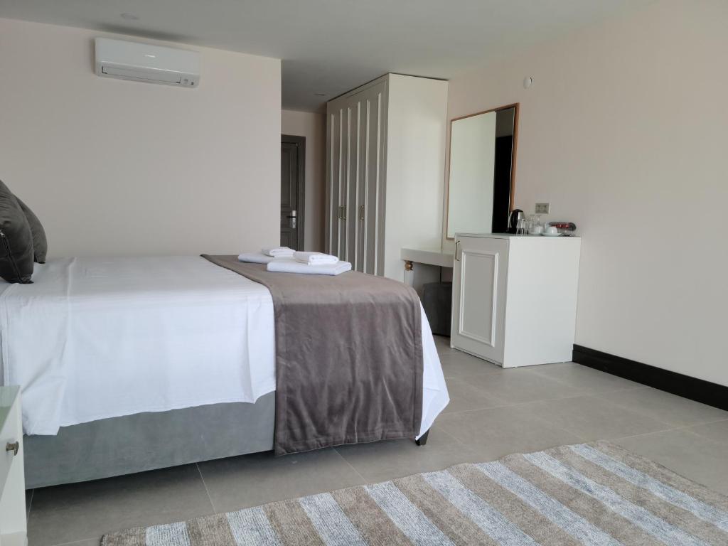 Кровать или кровати в номере The Mediteran Hotel
