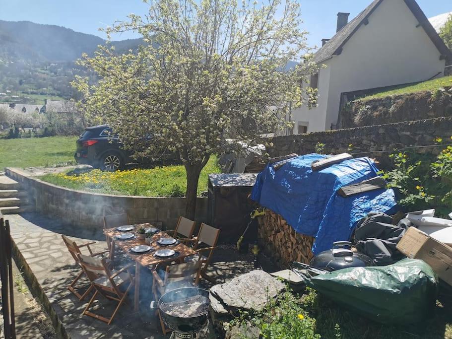 Nespecifikovaný výhled na hory nebo výhled na hory při pohledu z prázdninového domu